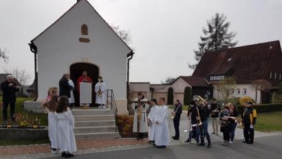 Bild: hzi
Pater Samuel Patton bei der Wortgottesfeier zur Palmweihe an der Maria-Hilf Kapelle