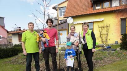 Bild: jhö
Das Ehepaar Roder freute sich mit den Zwillingen Lies und Jon, sowie dem älteren Sohn Quinn über die beiden Stammbäume von denen sie hoffentlich schon bald ernten können. Um den Nachwuchs ist es beim Speinsharter Gartenbauverein gut bestellt. Zum ersten Mal in der Vereinsgeschichte konnten die beiden Vereinsvorsitzenden Josef Höllerl und Christine Walter Stammbäume an ein Zwillingspaar überreichen.