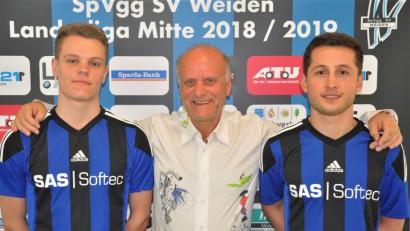 Bild: exb
Niklas Lang (links) und Moritz Zeitler bleiben zur Freude von Teammanager Hannes Beer bei der SpVgg SV Weiden.