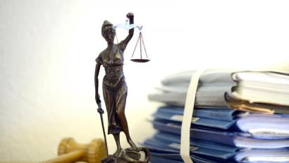 Bild: Volker Hartmann
Die modellhafte Nachbildung der Justitia steht auf dem Tisch eines Richters. Foto: Volker Hartmann/Archiv