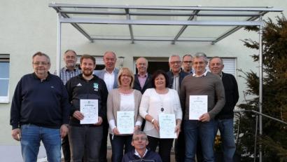 Bild: SV Köfering
Geehrte (von links): Johann Weigl, das neue Ehrenmitglied Karlheinz Meier, Andre Nimsch, Roland Strehl, Kerstin Gmeiner, Thomas Birner (unten Mitte), Willibald Baumer, Anneliese Schmalzl, Alwin Gutwein, Wolfgang Meier, Martin Belmer und Franz Kölbl.