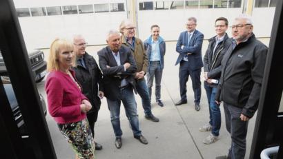 Bild: ge
„Der ist doch noch völlig ok“, meinten die SPD-Kreisräte kopfschüttelnd, als ihnen die Unternehmer einen zwölf Jahre alten Bus vorstellten, der jetzt laut Vorschrift nicht mehr fahren darf.