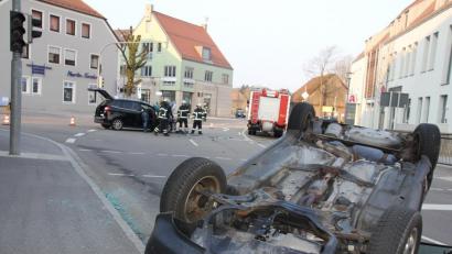 Bild: frd
Der Audi A 3 wurde durch den Aufprall umgeworfen worden und blieb auf dem Dach liegen. Die Unfallbeteiligten sind leicht verletzt.