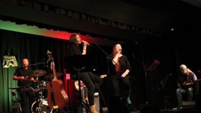 Bild: prh
Eine Lederhose ließen die Raith-Schwestern Susanne und Tanja (von links) auspacken und die Erlebnisse ihres Trägers erzählen. Die amüsante Geschichte garnierten sie mit Hits der Flippers und Jodlern.