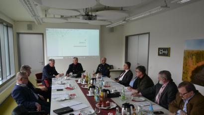 Bild: rti
Beim Sicherheitsgespräch informierten (hinten, von links) Verkehrssachbearbeiter Hubert Bauer, PI-Chef Werner Schönfelder und Stellvertreter Thomas Dietrich die Bürgermeister über die Kriminalitäts- und Verkehrslage 2018.