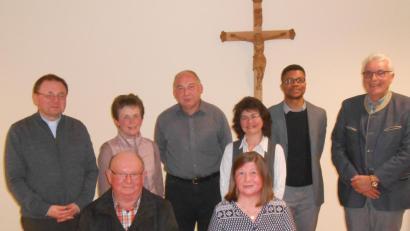 Bild: mez
Für ihre Treue zur KAB danken Pfarrer Markus Bruckner (hinten, von links) und KAB-Vorsitzende Claudia Porst sowie zweiter Bürgermeister Josef Hecht (hinten, von rechts) und Kaplan Justin Kishimbe den Mitgliedern Jürgen und Margit Hopperdietzel (Dritter und Vierte von links) sowie Max Weichs (vorne, von links) und Rita Melzner.