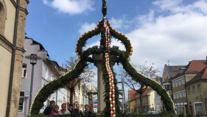Bild: jzk
Eine gelungene Gemeinschaftsaktion war auch in diesem Jahr wieder das Schmücken des Osterbrunnens.