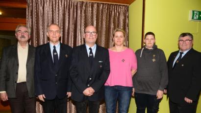 Bild: bey
Bürgermeister Dr. Karl-Heinz Preißer (links) und Kreisvorsitzender Heinrich Scheidler (rechts) freuen sich über die Bereitschaft von Robert Thoma, Michael Liedtke und Sabine Meißner, wieder für die Soldaten- und Reservistenkameradschaft tätig zu sein. Wiedergewählt auch Sven Thoma als Fähnrich.