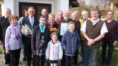 Bild: kro
Der ehemalige Stadtrat Herbert Konrad (mitte) feierte seinen 70. Geburtstag. Dazu gratulierten seine Ehefrau Resi (links neben ihm) seine Kinder und seine Enkelkinder (vorne). Glückwünsche kamen auch von den vielen Vereinen, in den er ehrenamtlich aktiv ist, vor allem vom Arbeitskreis Historisches Handwerk, den Förderverein St. Anna und dem Männergesangverein Tirschenreuth.