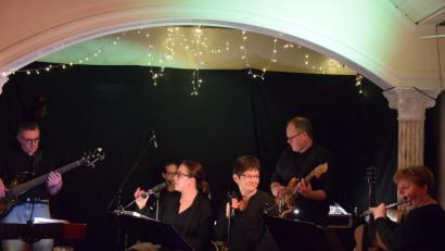 Bild: fla
"Cabaloo in Aktion" beim Konzert im ehemaligen Restaurant der Stadthalle: Bernhard Helmstreit, Chris Schneider (leicht versteckt), Katja Ring, Monika Zintl, Christian Denz und Beate Neumann (von links).