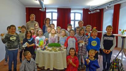 Bild: exb
Die Schulklasse 2b der Marien-Grundschule Tirschenreuth mit Betreuerinnen (von links): Lehrerin Judith Gleißner, MQ-Kinderbeauftragte Erika Rahm und Ingrid Leser.