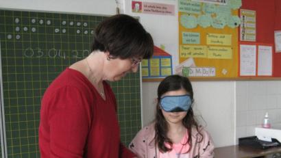 Bild: exb
Bettina Pichlmeier vermittelte den Konnersreuther Schülern einen Eindruck vom Alltag eines sehbehinderten Menschen.