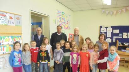 Bild: tu
Die Übergabe des Klassensatzes der Schönwerth-Geschichten durch Bürgermeister Josef Beimler und Seminarrektor a. D. Georg Schmidbauer an Konrektorin Christa Walbrunn, Hans Müllhofer von der Schulbücherei und einige Schüler an der Zottbachtal-Schule.