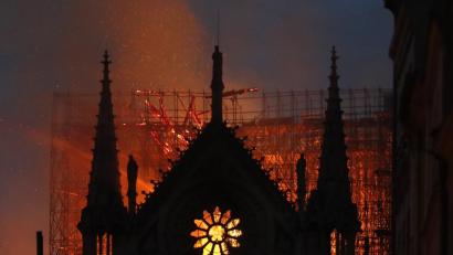 Bild: Thibault Camus/AP/dpa
Flammen und Rauch steigen aus der Kathedrale Notre Dame auf. In der weltberühmten Kathedrale Notre-Dame in Paris ist ein verheerendes Feuer ausgebrochen.