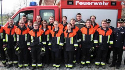 Bild: wro
Von Kommandant Roland Lindner (Vierter von rechts) betreut, meisterten 17 Feuerwehrleute am Samstagnachmittag ihre Leistungsprüfungen. Bewertet wurde der Test von Kreisbrandmeister Florian Trießl, Kreisbrandinspektor Stefan Gleißner und Kreisbrandmeister Dieter Höfer (von rechts).