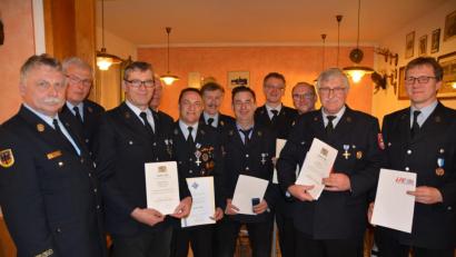 Bild: ga
Eingebettet in den Festabend wurden Ehrungen für 25- und 40-jährige Dienstzeit sowie Ehrungen des Kreis- und bayerischen Landesfeuerwehrverbandes vorgenommen. Jürgen Kiener wurde für 25 Jahre sowie Michael Kiener und Karl Kiener für 40 Jahre ausgezeichnet. Das Ehrenkreuz des Kreisfeuerwehrverbandes wurde an Norbert Lehner und Andreas Uber verliehen. Für das herausragende Engagement erhielt Franz Grabinger das Ehrenkreuz in Silber des Landesverbandes und Anton Grabinger die Ehrenmedaille.