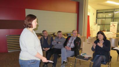 Bild: jzk
Christina Ponader (stehend) leitete beim Filmgespräch die Diskussion, an der sich auch Gerlinde Zölch, Reinhard Schön, Egon Giehl und Hans Stelzl beteiligten (sitzend von rechts).