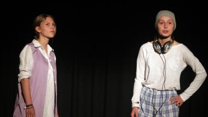 Bild: Wolfgang Steinbacher
Die Theatergruppe der Dr.-Johanna-Decker-Schulen bringt "Oskar und die Dame in Rosa" auf die Bühne.