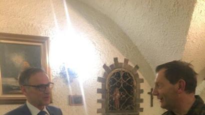 Bild: exb
Im Bild Bernd Sommer (links) und rechts Kommandeur Oberst Johann Bauer.