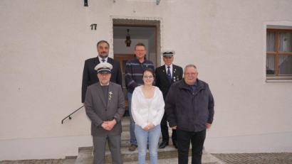 Bild: fvo
Nina Rittner (vorne, Mitte) ist die erste Frau bei der Krieger-, Soldaten- und Reservistenkameradschaft (KSR) 1884 Waldthurn. Albert Wüst (hinten, Mitte) ist 30 Jahre beim Soldatenbund.