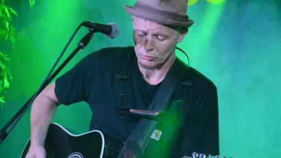 Bild: Kunz
Pete Hoven: Ein Mann mit Gitarre, der ab und zu auch auf Bluesharp und Didgeridoo zurückgreift.