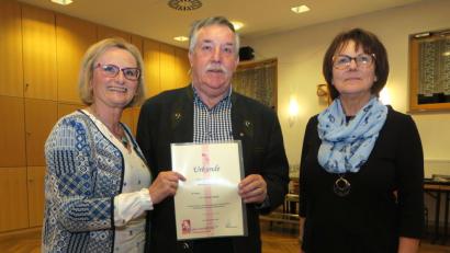 Bild: Hirsch
Diözesansekretärin Christa Mösbauer (links) verlieh dem scheidenden Kreisvorsitzenden Franz Pointl (Mitte) die rote Ehrennadel des KAB-Diözesanverbandes. Rechts die neue Kreisvorsitzende Doris Wein-Deml.