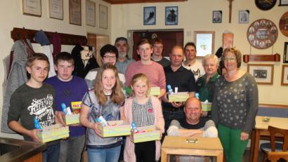 Bild: exb
Die Gewinner des Osterschießens freuen sich über ihre Preise.