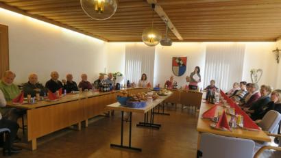 Bild: ua
Die Initiatoren und Helfer der Nachbarschaftshelfer ließen sich das Osterfrühstück im Rathaussaal schmecken.