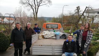 Bild: gi
Nach dem Beispiel von Greta Thunberg säuberte die KLJB Tröbes die Landschaft von Unrat.