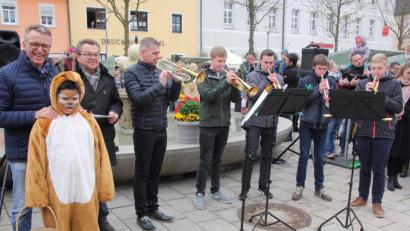 Bild: kro
Bürgermeister Franz Stahl, Stadtmarketingvorsitzender Dr. Maximilian Schön und eine Combo der Kreismsusikschule eröffneten den 20. kunsthandwerklichen Ostermarkt.