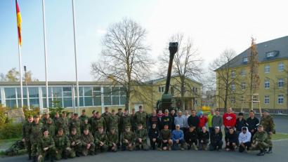 Bild: Dobmeier
Die Teilnehmer des Leistungsmarschs vom Reservistenkreisverband Oberpfalz Nord und das Funktionspersonal vor der Haubitze in der Ostmark-Kaserne. Die Mitmarschierer der US-Army in Zivilkleidung.