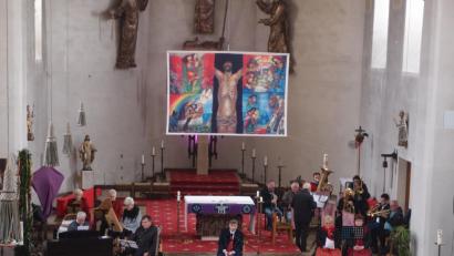 Bild: gi
Das Passionskonzert mit der Blaskapelle Flossenbürg, den Oberpfälzer Saitenklang, den „Josefshofer Hausg'sang“ und der Veeh-Harfen-Gruppe Moosbach stimmte die Zuhörer auf die Karwoche ein.