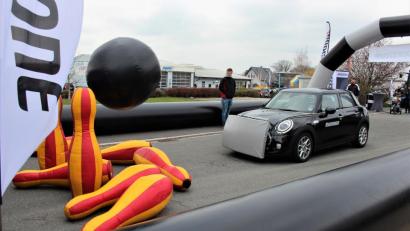 Bild: stg
Beim Auto-Bowling mussten die Kegel fallen