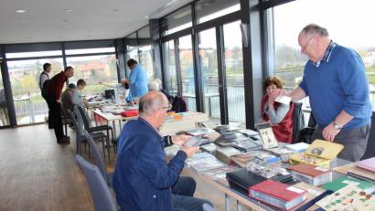 Bild: heb
Briefmarken, Münzen, Ansichtskarten und entsprechendes Sammlerzubehör wurden beim Frühjahrs-Großtauschtag der Briefmarken- und Münzfreunde im Restaurant Seenario angeboten. Die Interessenten und Besucher kamen dabei aus allen Altersgruppen.