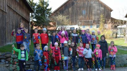Bild: bej
Stolz präsentierten die Kinder ihre selbst gefertigten Windspiele, die bereits den Marktplatz in Winklarn verschönern.
