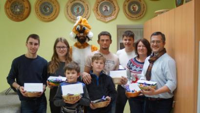 Bild: slh
Beim Osterschießen gewannen (von links) Stefan Gradl, Anna Schönl, Leon Mayer, Felix Mayer, Martin Mayer jun., Lukas Schönl, Kathrin Schönl und Jürgen Probst Preise. Überbracht wurden sie vom Osterhasen.