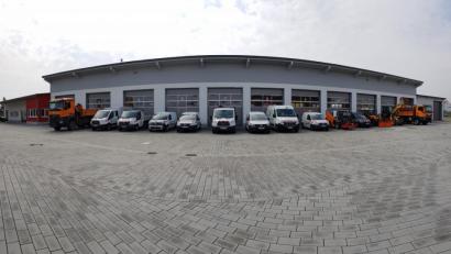 Bild: Stefanie Gradl
Das Betriebsgebäude des neuen Bauhof der Stadt Vilseck mit seinem vielfältigen Fuhrpark erhält am Sonntag, 28. April, den kirchlichen Segen. Ein "Tag der offenen Tür" schließt sich an.