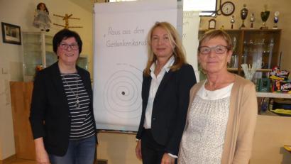 Bild: rn
Monika Stopfer (links) und Loni Schäffler (rechts) vom Katholischen Frauenbund bedanken sich bei Angelika Kasseckert für ihre Anstöße zur Selbsterkenntnis.