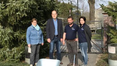Bild: whw
Bürgermeister Thorsten Hallmann nimmt die gespendeten Transporthilfsmittel der Freien Wähler entgegen.