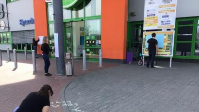 Bild: exb
Die Nabburger Theaterschüler machten mit ihrem Kunst-Objekt bei Globus auf sich aufmerksam.