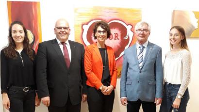 Bild: exb
Bei der Vernissage im Neualbenreuther Kurmittelhaus zeigt Sabine Ernstberger (Mitte) erstmals ihre Werke aus Acryl und Filz. Dazu gratulierten Sibyllenbad-Werkleiter Gerhard Geiger (Zweiter von rechts), Bürgermeister Klaus Meyer und die Töchter der Ausstellerin, Alisa (links) und Susen (rechts).