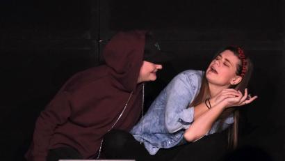 Bild: Peter Ringeisen/exb
„Online“ heißt das Stück, mit dem die Theatergruppe Weimarer Kulturexpress den Schülerinnen der Dr.-Johanna-Decker-Schulen das Problem der Handy-Sucht näher brachte.