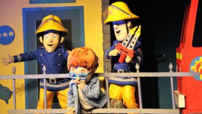 Bild: dwi
Norman Price steckt im Zaun fest und muss von Elvis und Sam befreit werden. Das Musical "Feuerwehrmann Sam rettet den Zirkus" begeistert die Fans der Brandbekämpfer im ACC.