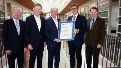 Bild: wro
Im Bild (von links) Dipl.-Kfm. Bernd Fürbringer, IGZ-Geschäftsführer Dipl.-Ing. (FH) Johann Zrenner, Dipl.-Ing. Wolfgang Gropengießer, IHK-Präsident Michael Matt und Hauptgeschäftsführer Dr. Jürgen Helmes bei der Übergabe der Ehrenurkunde.