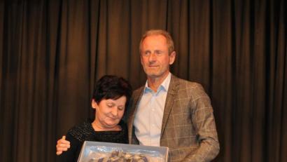 Bild: exb
Die meisten ehemaligen KZ-Häftlinge wollen nie wieder etwas mit einer gestreiften Uniform zu tun haben, geschweige denn eine in Reichweite haben. Jolanta Lange hat dieses Textil-Dokument, das über das Leid ihres Vaters informiert, trotzdem aufbewahrt. Nun überreicht sie es Jörg Skriebeleit von der KZ-Gedenkstätte.