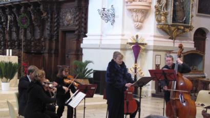 Bild: rbr
Beeindruckten in der Basilika Waldsassen mit intensiver Nachdenklichkeit: Sopranistin Julia Arsentjeva (Mitte) und das Mozart-Quartett.