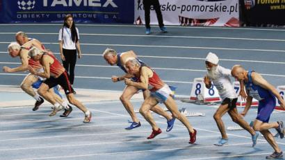 Bild: exb
Karl Schmid (rotes Trikot, Dritter von rechts) im 60-Meter-Finale: Der Weidener gewann Bronze und wiederholte diese Platzierung im Weitsprung.