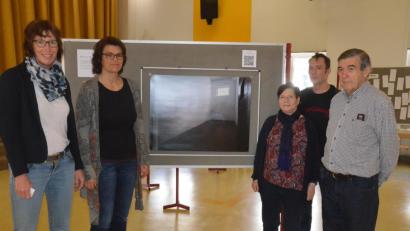 Bild: Kunz
Die beiden Lehrkräfte (von links) Ursula Soderer und Heike Krafcyk mit Elisabeth, Peter und Josef Salomonovic vor einer Ausstellung über das Konzentrationslager Flossenbürg, die Schüler der Gustl-Lang-Schule zusammengestellt haben.
