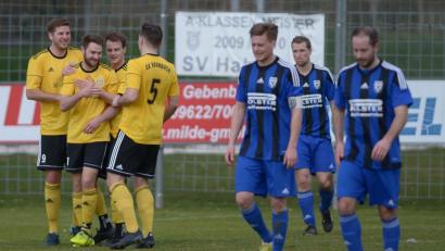 Bild: ref
So eine Szene hätten sie gerne wieder, die Spieler des SV Hahnbach: Sie freuen sich über ein Tor, der Gegner ist konsterniert.