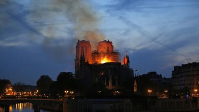 Bild: Michael Euler/AP/dpa
Ein Feuerwehrleute versuchen, das Feuer in der Kathedrale Notre-Dame zu löschen. In der weltberühmten Kathedrale Notre-Dame in Paris war am Montagabend ein Feuer ausgebrochen.